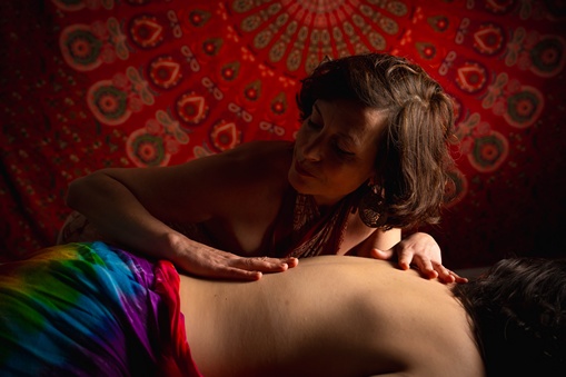 Tantrikus masszázs folyamata, amely segít a belső egyensúly megteremtésében.